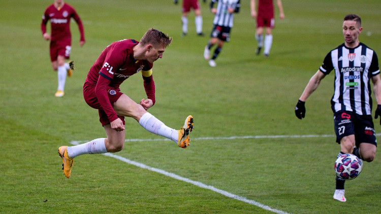 FOTOGALERIE: Tři tyče a boj do posledního hvizdu. Dynamo doma obralo Spartu, hrálo se bez branek