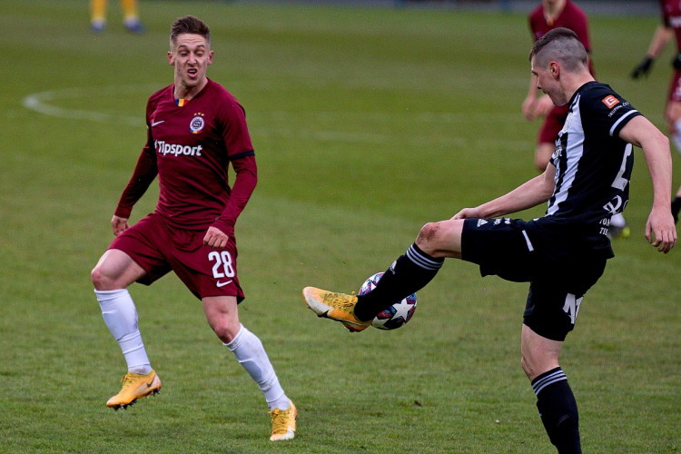 FOTOGALERIE: Tři tyče a boj do posledního hvizdu. Dynamo doma obralo Spartu, hrálo se bez branek