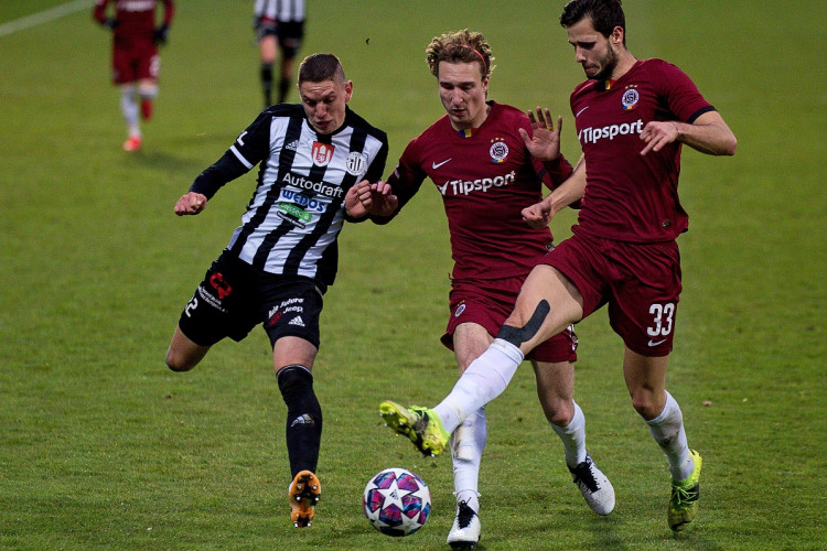 FOTOGALERIE: Tři tyče a boj do posledního hvizdu. Dynamo doma obralo Spartu, hrálo se bez branek