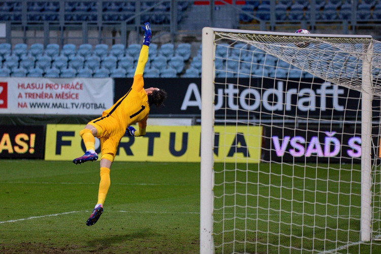 FOTOGALERIE: Tři tyče a boj do posledního hvizdu. Dynamo doma obralo Spartu, hrálo se bez branek