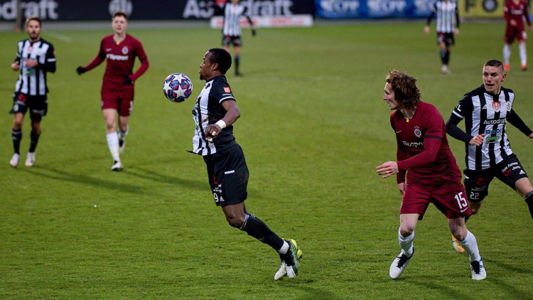 FOTOGALERIE: Tři tyče a boj do posledního hvizdu. Dynamo doma obralo Spartu, hrálo se bez branek