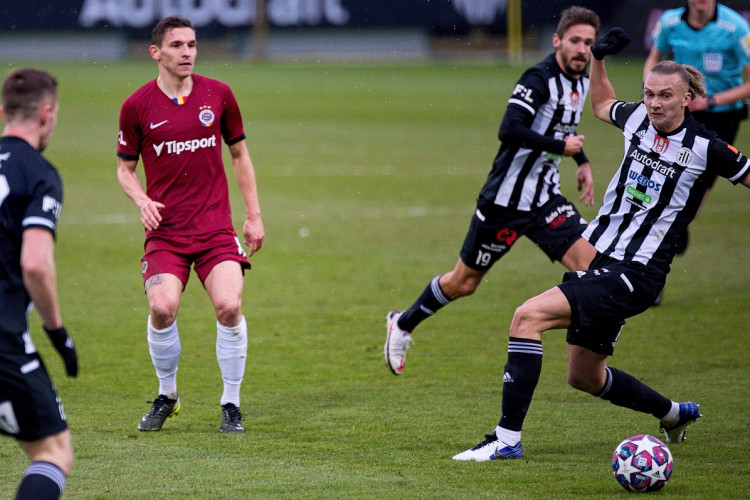 FOTOGALERIE: Tři tyče a boj do posledního hvizdu. Dynamo doma obralo Spartu, hrálo se bez branek