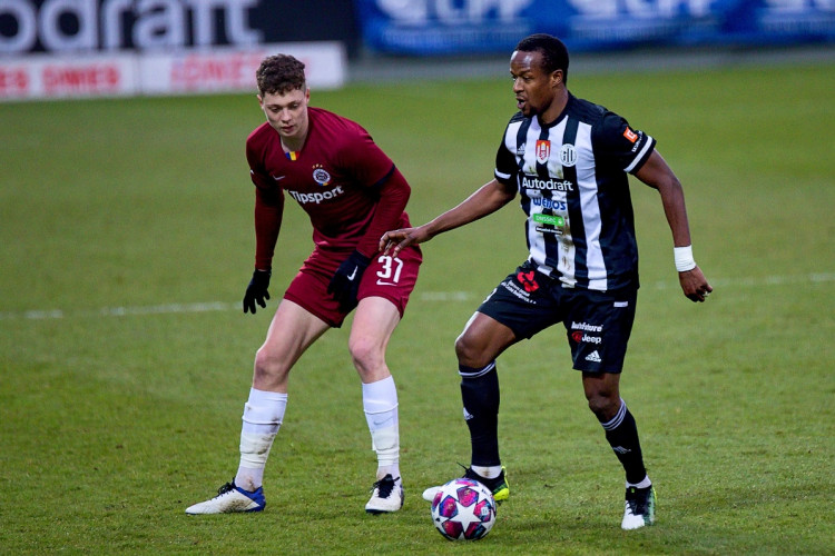 FOTOGALERIE: Tři tyče a boj do posledního hvizdu. Dynamo doma obralo Spartu, hrálo se bez branek