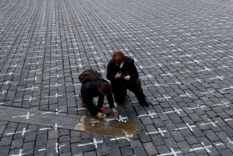Staroměstské náměstí se změnilo v pietní místo. Podívejte se na fotogalerii