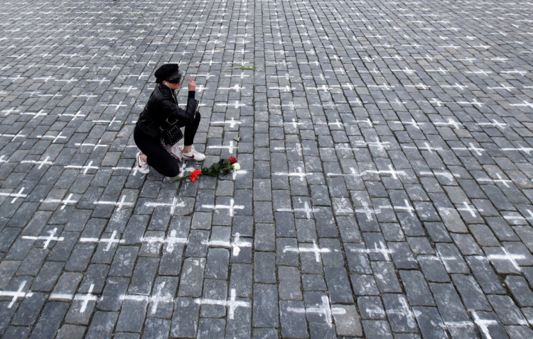 Staroměstské náměstí se změnilo v pietní místo. Podívejte se na fotogalerii