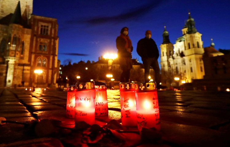Staroměstské náměstí se změnilo v pietní místo. Podívejte se na fotogalerii