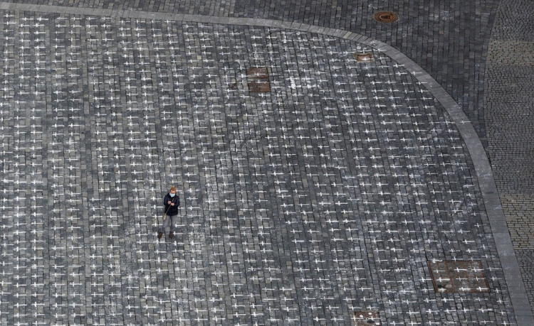 Staroměstské náměstí se změnilo v pietní místo. Podívejte se na fotogalerii