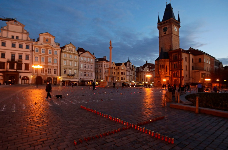 Staroměstské náměstí se změnilo v pietní místo. Podívejte se na fotogalerii