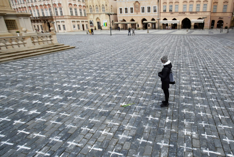 Staroměstské náměstí se změnilo v pietní místo. Podívejte se na fotogalerii