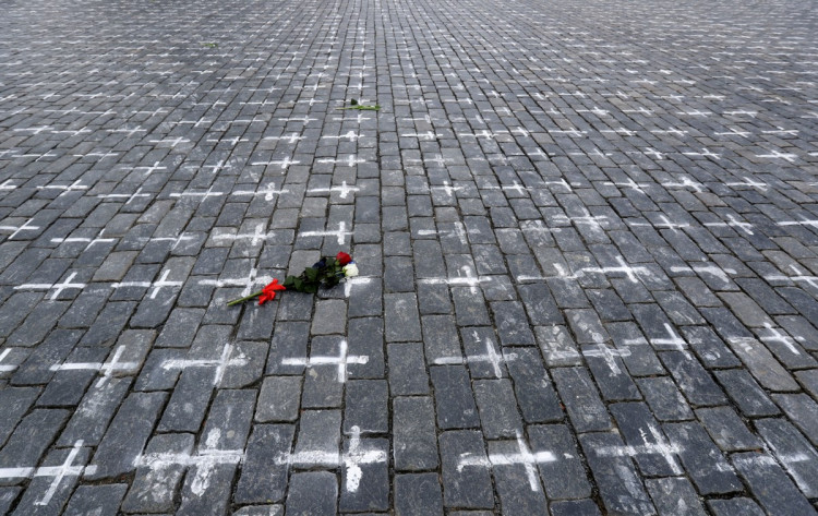 Staroměstské náměstí se změnilo v pietní místo. Podívejte se na fotogalerii