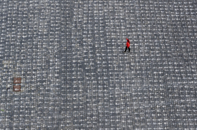 Staroměstské náměstí se změnilo v pietní místo. Podívejte se na fotogalerii