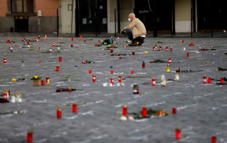 Staroměstské náměstí se změnilo v pietní místo. Podívejte se na fotogalerii