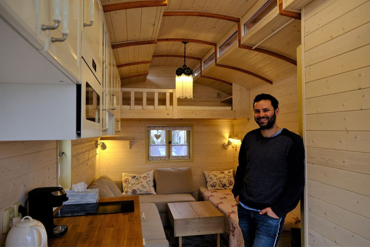 Za šest měsíců proměnil Ondřej Vácha maringotku v rodinný klenot, teď se mu hrnou další zakázky