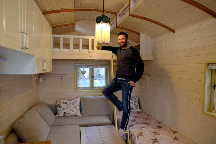 Za šest měsíců proměnil Ondřej Vácha maringotku v rodinný klenot, teď se mu hrnou další zakázky