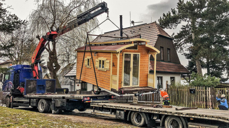 Za šest měsíců proměnil Ondřej Vácha maringotku v rodinný klenot, teď se mu hrnou další zakázky
