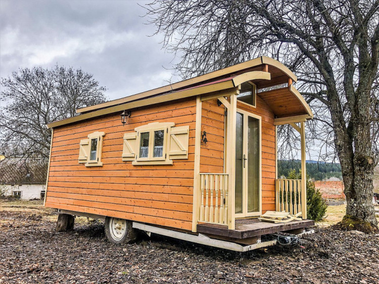 Za šest měsíců proměnil Ondřej Vácha maringotku v rodinný klenot, teď se mu hrnou další zakázky