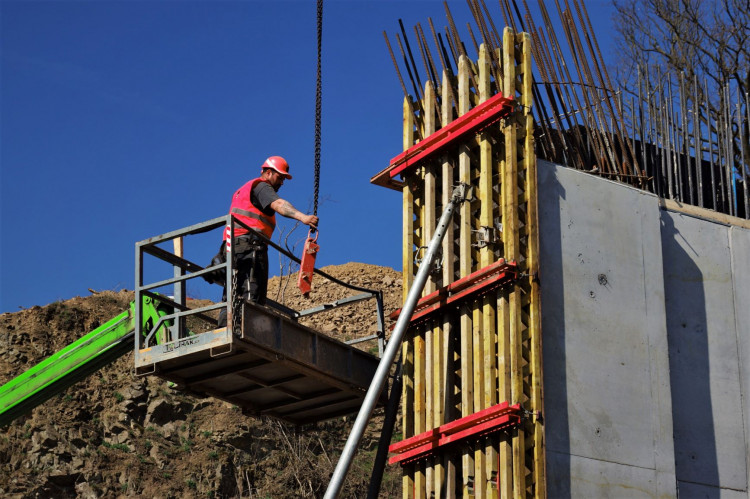 Odstaňování bednění po betonáži dříku pilíře