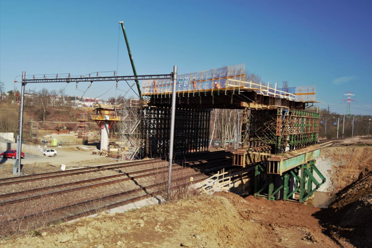 Most přes Sázavu - výstavba skruže přes ČD