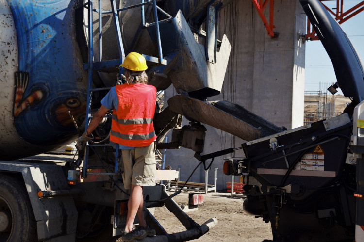 Obsluha mixu při betonáži pilíře mostního objektu 