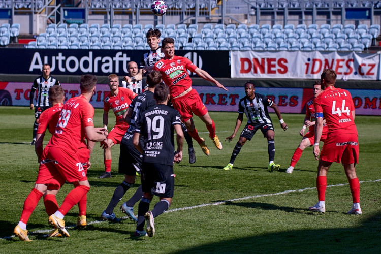 FOTOGALERIE: Další zkrat. Dynamo se utápí ve výsledkové krizi, doma nestačilo ani na Brno