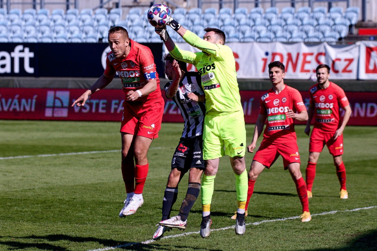 FOTOGALERIE: Další zkrat. Dynamo se utápí ve výsledkové krizi, doma nestačilo ani na Brno
