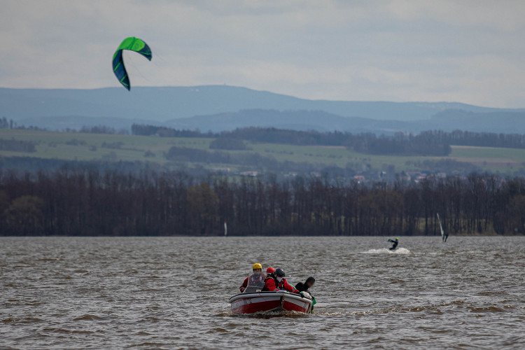 Záchrana kitesurfařů na Rozkoši