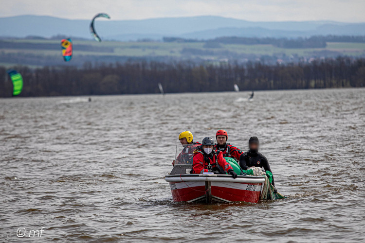 Záchrana kitesurfařů na Rozkoši