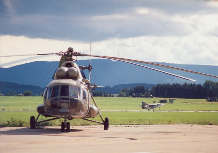 1992 - Mi 8, na stojance, letiste  Planá u ČB