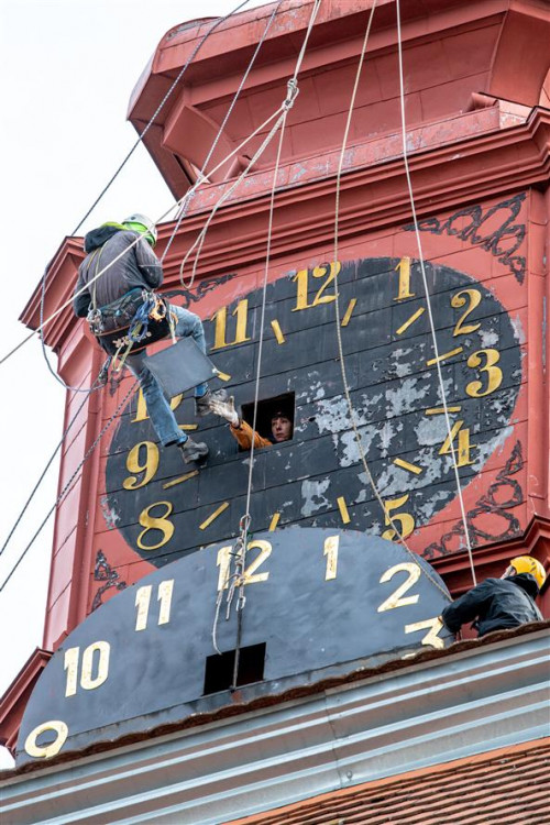Sejmutí ciferníku na radničních hodinách v Jihlavě