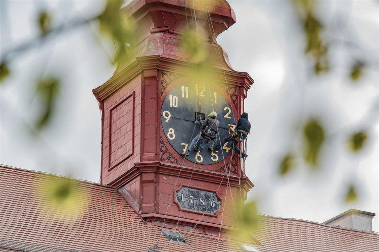 Sejmutí ciferníku na radničních hodinách v Jihlavě
