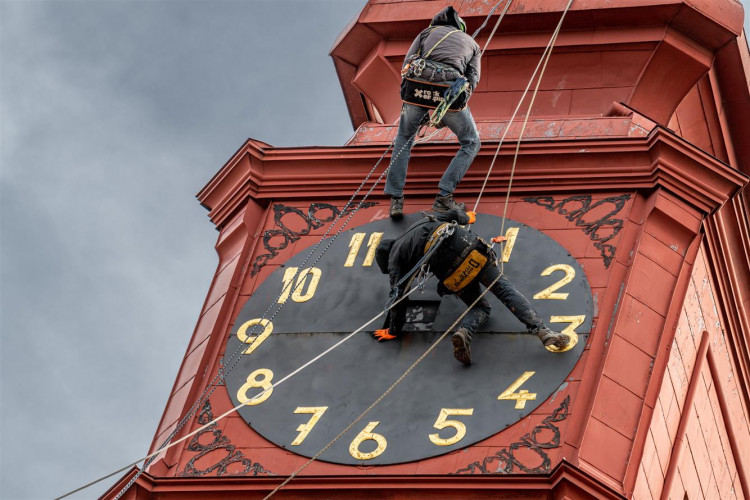 Sejmutí ciferníku na radničních hodinách v Jihlavě