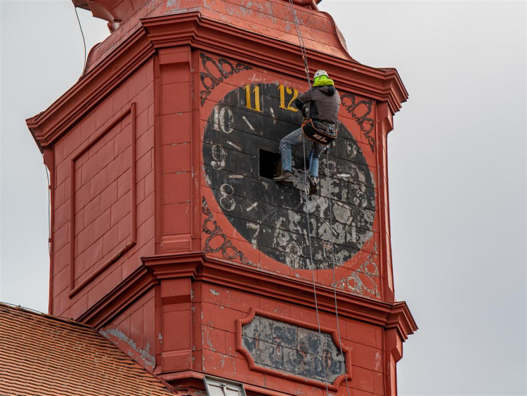 Sejmutí ciferníku na radničních hodinách v Jihlavě