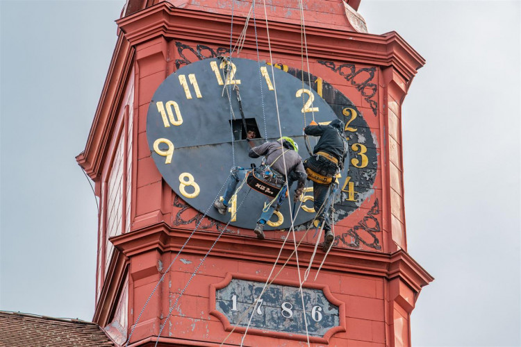 Sejmutí ciferníku na radničních hodinách v Jihlavě
