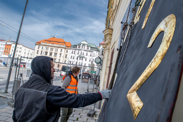 Sejmutí ciferníku na radničních hodinách v Jihlavě