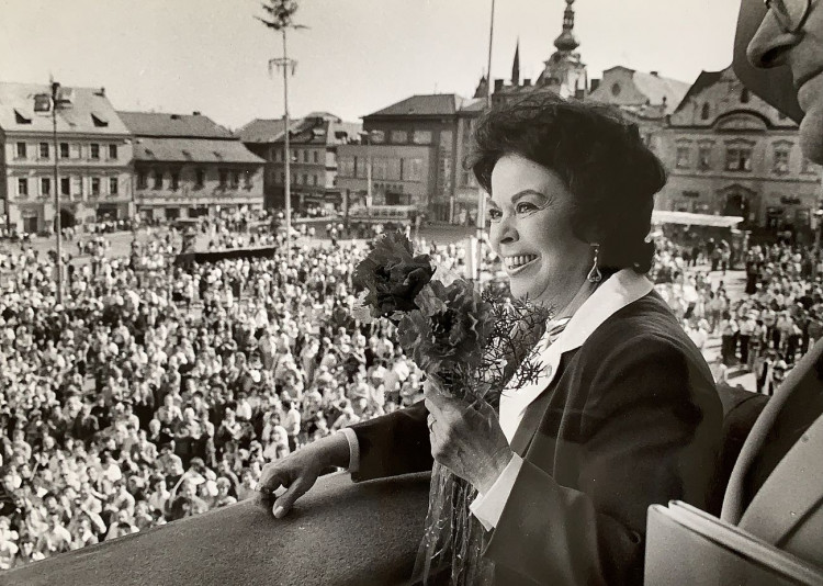FOTOGALERIE: Americká velvyslankyně Shirley Temple Black při návštěvě Klatov v květnu 1990