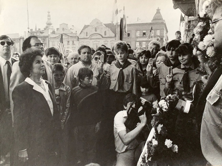 FOTOGALERIE: Americká velvyslankyně Shirley Temple Black při návštěvě Klatov v květnu 1990