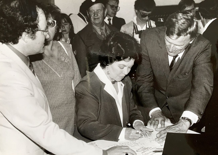 FOTOGALERIE: Americká velvyslankyně Shirley Temple Black při návštěvě Klatov v květnu 1990