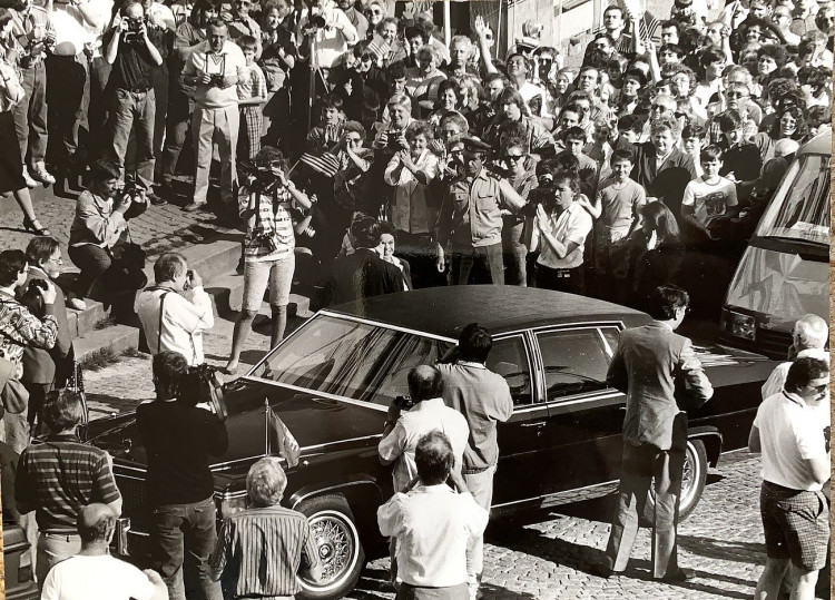 FOTOGALERIE: Americká velvyslankyně Shirley Temple Black při návštěvě Klatov v květnu 1990