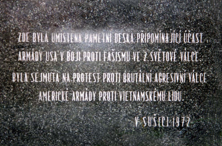 Deska s vysvětlujícím textem v Sušici v roce 1972 na budově muzea