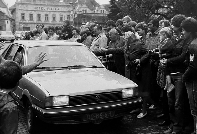 Fotografie StB z archivu ABS. Odjezd americké delegace ze Sušice 1987
