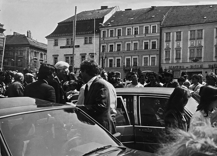 Fotografie StB z archivu ABS. Rok 1986 americký velvyslanec přijel do Klatov