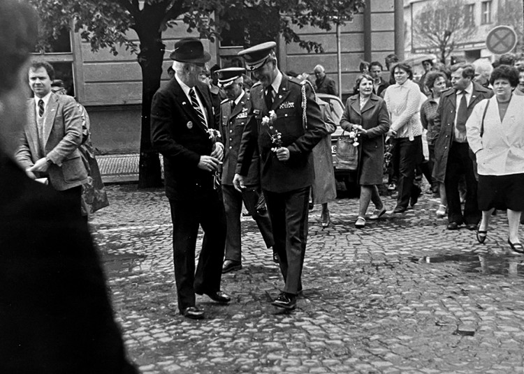 Fotografie StB z archivu ABS. Americký velvyslanec v Sušici 1987