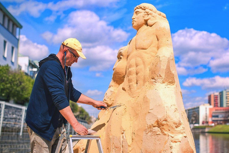 V Písku opět vzniká galerie pod širým nebem. Umělci začali tvořit sochy z písku tento týden