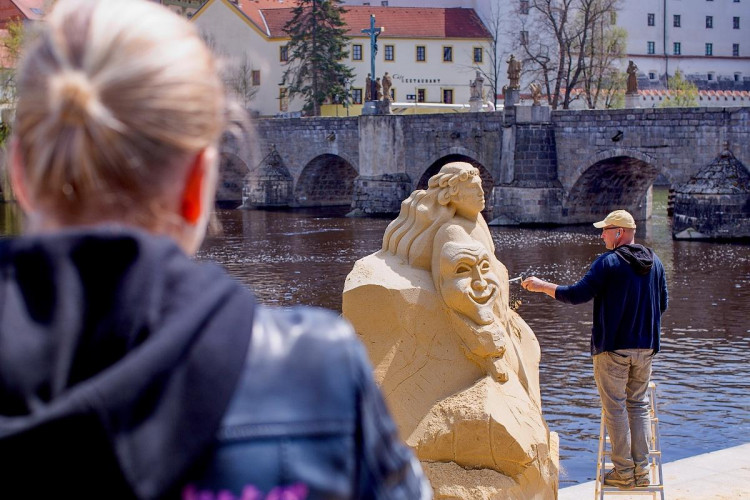 V Písku opět vzniká galerie pod širým nebem. Umělci začali tvořit sochy z písku tento týden