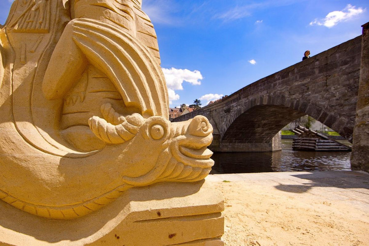 V Písku opět vzniká galerie pod širým nebem. Umělci začali tvořit sochy z písku tento týden