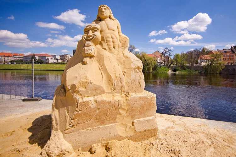 V Písku opět vzniká galerie pod širým nebem. Umělci začali tvořit sochy z písku tento týden