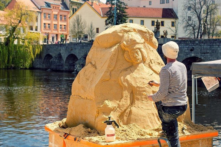 V Písku opět vzniká galerie pod širým nebem. Umělci začali tvořit sochy z písku tento týden