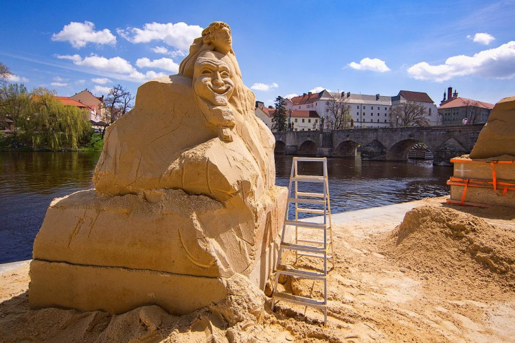 V Písku opět vzniká galerie pod širým nebem. Umělci začali tvořit sochy z písku tento týden