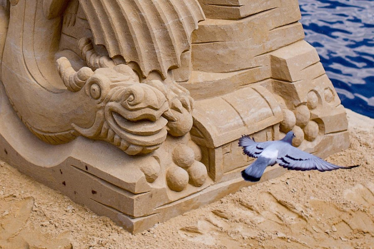 V Písku opět vzniká galerie pod širým nebem. Umělci začali tvořit sochy z písku tento týden