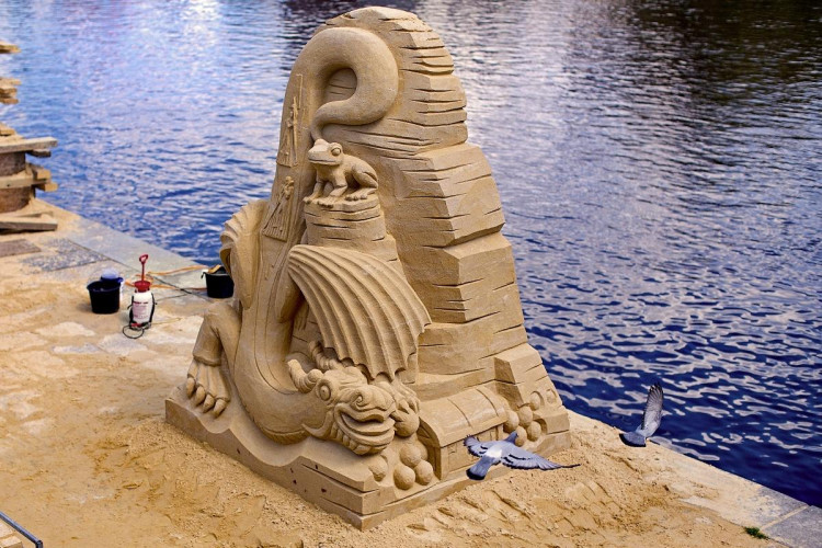 V Písku opět vzniká galerie pod širým nebem. Umělci začali tvořit sochy z písku tento týden